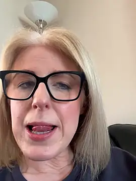 Snapshot of Laylaskyexx chatting on April 7, 2026, 10:15 am Laylaskyexx online show from April 7, 2026, 10:15 am