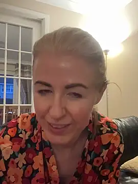 Snapshot of Laylaskyexx chatting on April 10, 2026, 5:01 am Laylaskyexx online show from April 10, 2026, 5:01 am