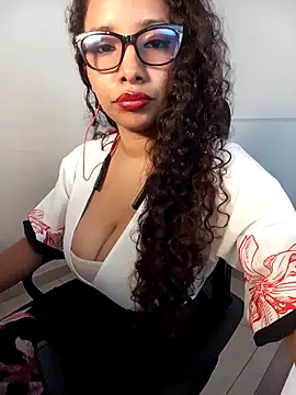 Snapshot of Wolfamara chatting on April 21, 2026, 1:28 pm Wolfamara online show from April 21, 2026, 1:28 pm