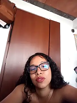 Snapshot of Wolfamara chatting on April 30, 2026, 8:57 pm Wolfamara online show from April 30, 2026, 8:57 pm