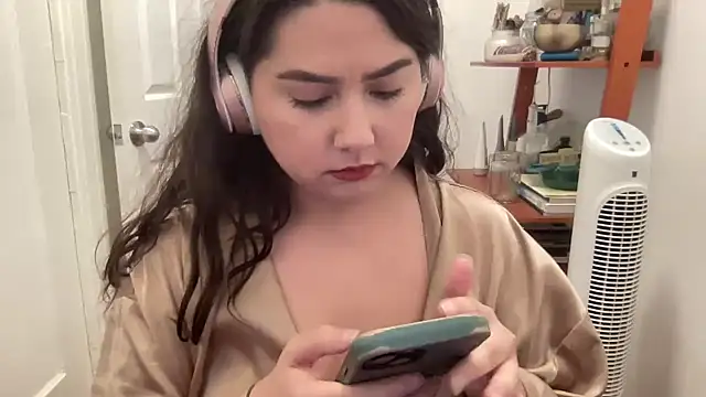 ariaxm00n online show from May 6, 2026, 7:41 pm