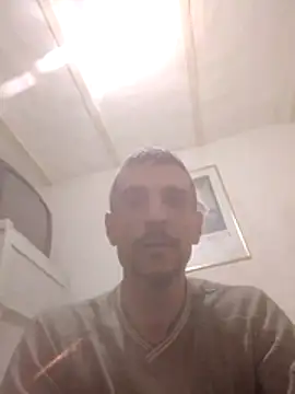 Snapshot of Guillelp chatting on May 17, 2026, 3:04 am Guillelp online show from May 17, 2026, 3:04 am