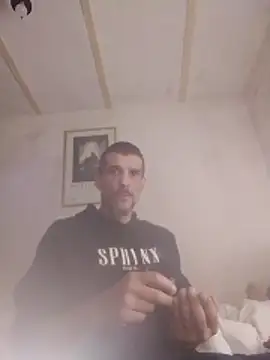 Snapshot of Guillelp chatting on May 22, 2026, 12:33 pm Guillelp online show from May 22, 2026, 12:33 pm