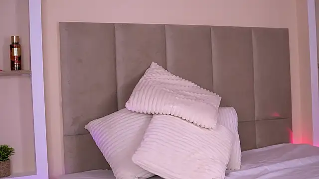 Snapshot of Amoraluxee chatting on May 7, 2026, 5:57 am Amoraluxee online show from May 7, 2026, 5:57 am