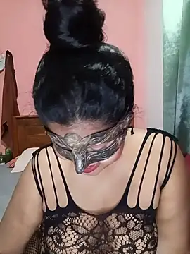 Maskedcurves online show from June 10, 2026, 8:24 am