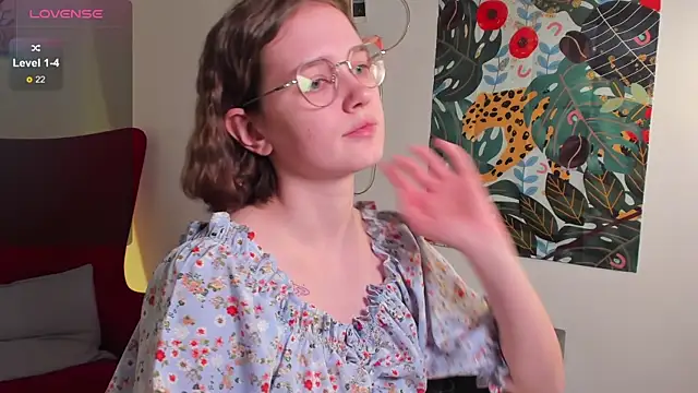 Mia Moone online show from April 4, 2026, 2:47 pm