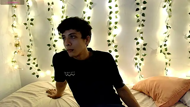 Naugthygamerboy online show from June 17, 2026, 4:04 am