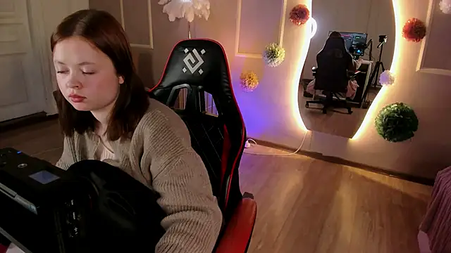 Snapshot of Astra_Shade chatting on April 7, 2026, 2:39 pm Astra Shade online show from April 7, 2026, 2:39 pm