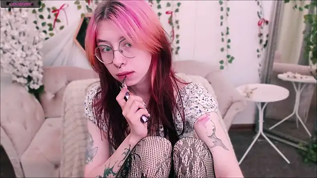 Snapshot of Alice_Nyx chatting on June 11, 2026, 8:40 pm Alice Nyx online show from June 11, 2026, 8:40 pm