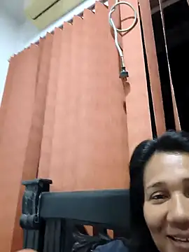 Snapshot of FuegolatinaX chatting on April 4, 2026, 5:38 am FuegolatinaX online show from April 4, 2026, 5:38 am