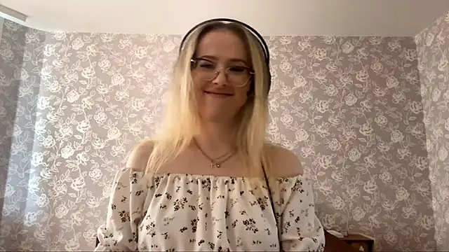 ElmiraGildea online show from April 8, 2026, 11:32 am