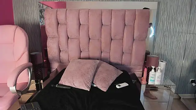 Ashly bloom  online show from July 15, 2026, 11:26 am