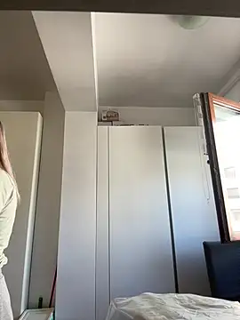 Snapshot of SweetLilTrouble chatting on April 6, 2026, 9:43 am SweetLilTrouble online show from April 6, 2026, 9:43 am