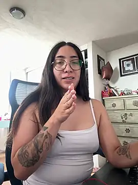 vampiralatina online show from May 13, 2026, 4:59 pm