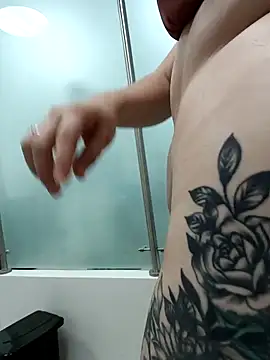 Snapshot of Miaesmeralda chatting on April 15, 2026, 6:26 pm Miaesmeralda online show from April 15, 2026, 6:26 pm