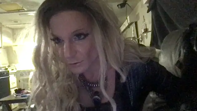 Snapshot of GypsiiCornel chatting on April 26, 2026, 2:42 am GypsiiCornel online show from April 26, 2026, 2:42 am