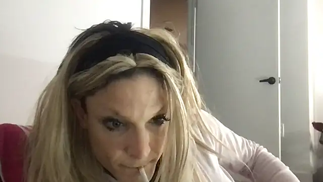 Snapshot of GypsiiCornel chatting on May 27, 2026, 1:52 pm GypsiiCornel online show from May 27, 2026, 1:52 pm