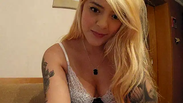 Snapshot of SilvyDiamond chatting on May 11, 2026, 4:04 pm SilvyDiamond online show from May 11, 2026, 4:04 pm