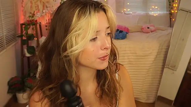 Snapshot of LoraDollie chatting on July 6, 2026, 4:20 am LoraDollie online show from July 6, 2026, 4:20 am