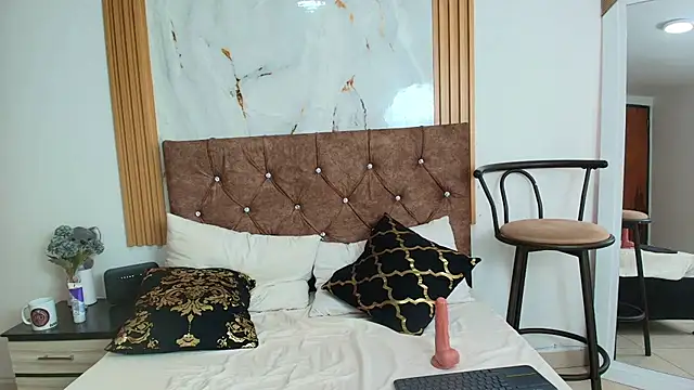 scarlet fox75 online show from April 15, 2026, 7:58 pm