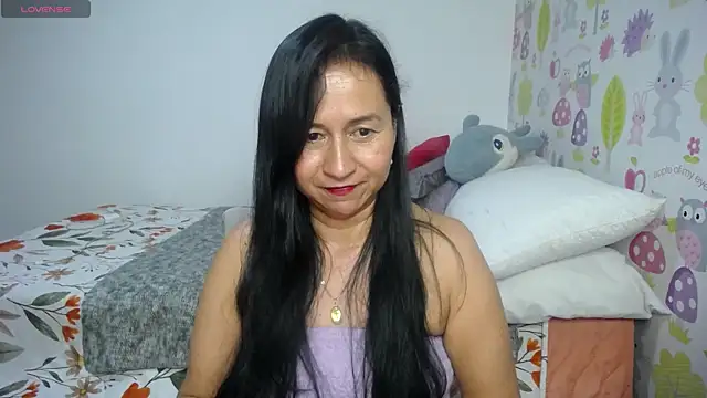 Snapshot of Tyna_b chatting on July 6, 2026, 10:23 pm Tyna b online show from July 6, 2026, 10:23 pm