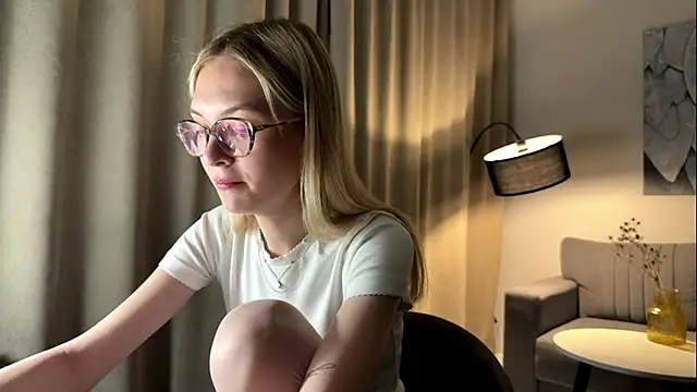 EvelineMolima online show from April 8, 2026, 7:03 pm