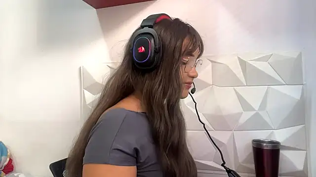 IsisValentine online show from April 10, 2026, 4:01 pm