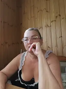 White-Chocolatte online show from June 18, 2026, 2:10 pm