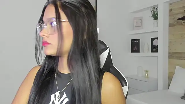 naia smellie online show from April 11, 2026, 2:27 am