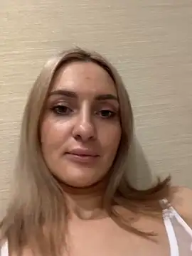 lovencat online show from April 17, 2026, 8:45 pm