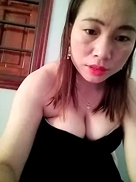 Snapshot of Lan-luly09 chatting on April 9, 2026, 12:21 am Lan-luly09 online show from April 9, 2026, 12:21 am