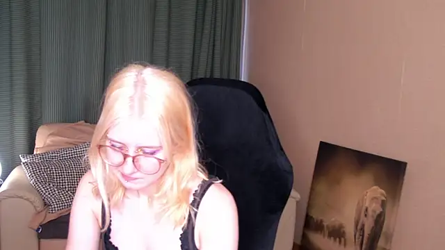 Snapshot of Lily_Spark_ chatting on June 2, 2026, 1:07 am Lily Spark online show from June 2, 2026, 1:07 am