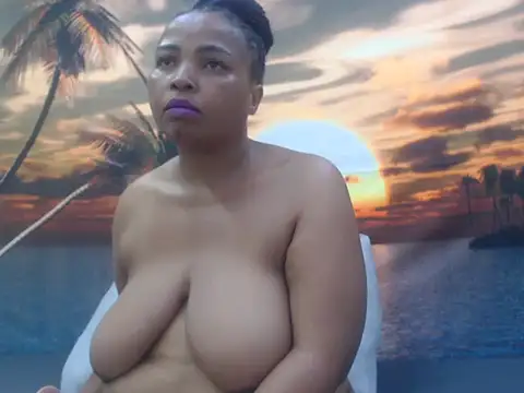 Snapshot of GoldenLuxeLady chatting on May 13, 2026, 4:32 am GoldenLuxeLady online show from May 13, 2026, 4:32 am