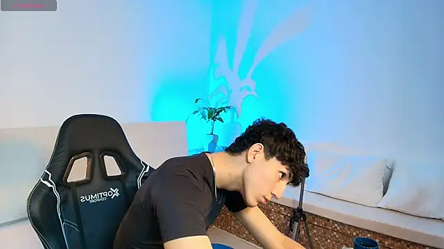 Snapshot of Valentino_Rey chatting on April 14, 2026, 12:00 pm Valentino Rey online show from April 14, 2026, 12:00 pm