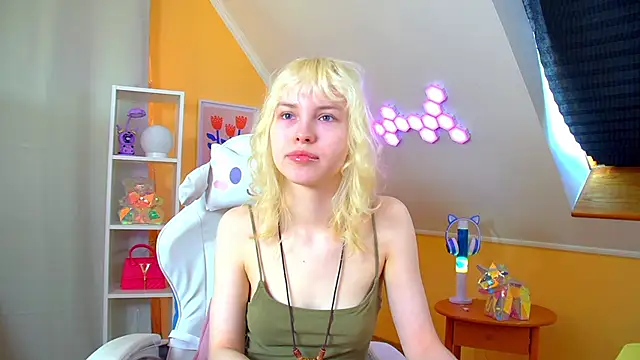 Snapshot of HannahHollis chatting on April 24, 2026, 6:16 am HannahHollis online show from April 24, 2026, 6:16 am