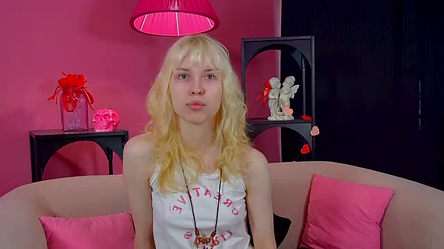 Snapshot of HannahHollis chatting on May 7, 2026, 6:19 am HannahHollis online show from May 7, 2026, 6:19 am