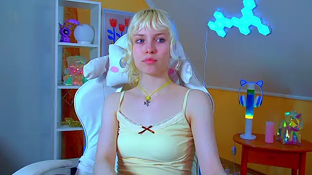 Snapshot of HannahHollis chatting on June 17, 2026, 6:20 pm HannahHollis online show from June 17, 2026, 6:20 pm