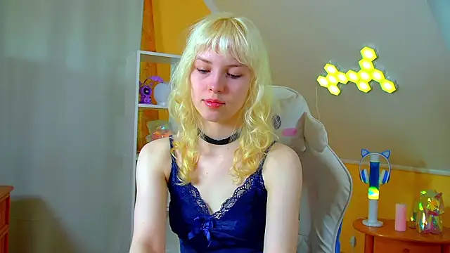 Snapshot of HannahHollis chatting on June 24, 2026, 6:23 am HannahHollis online show from June 24, 2026, 6:23 am