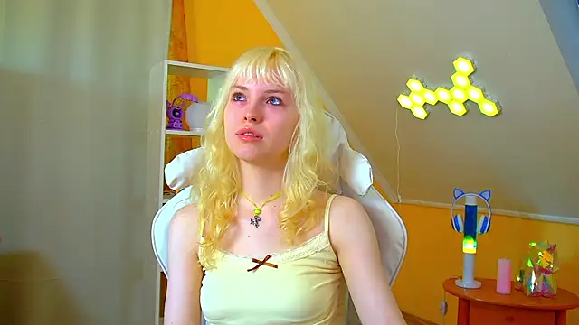 Snapshot of HannahHollis chatting on June 25, 2026, 6:18 am HannahHollis online show from June 25, 2026, 6:18 am