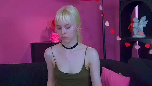 Snapshot of HannahHollis chatting on June 27, 2026, 12:44 pm HannahHollis online show from June 27, 2026, 12:44 pm