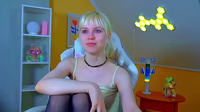 Snapshot of HannahHollis chatting on July 9, 2026, 6:23 pm HannahHollis online show from July 9, 2026, 6:23 pm