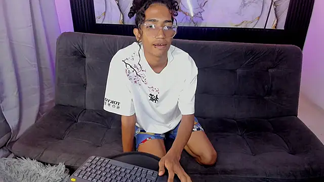 triiangel latinboy online show from May 25, 2026, 12:22 pm