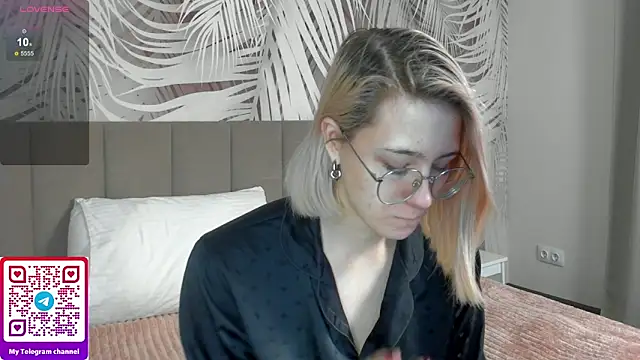 Snapshot of Lizzyvega chatting on May 25, 2026, 1:55 am Lizzyvega online show from May 25, 2026, 1:55 am