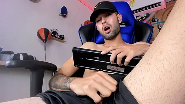 Snapshot of Ian_Valenti chatting on April 15, 2026, 7:58 pm Ian Valenti online show from April 15, 2026, 7:58 pm