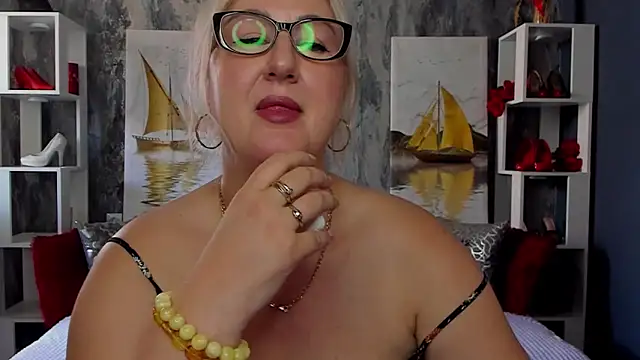 Snapshot of DianaFrances chatting on May 8, 2026, 10:09 am DianaFrances online show from May 8, 2026, 10:09 am