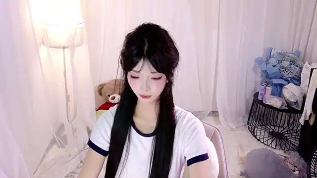 Zoe-001 online show from April 18, 2026, 7:58 pm