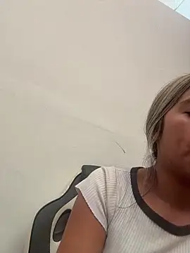 Snapshot of Kimmiebellarie chatting on April 22, 2026, 1:56 pm Kimmiebellarie online show from April 22, 2026, 1:56 pm