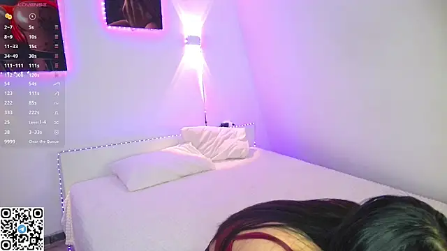 Snapshot of LaylaLaurent chatting on May 9, 2026, 5:01 am LaylaLaurent online show from May 9, 2026, 5:01 am