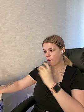 Snapshot of KimEvanss chatting on July 4, 2026, 5:02 am KimEvanss online show from July 4, 2026, 5:02 am