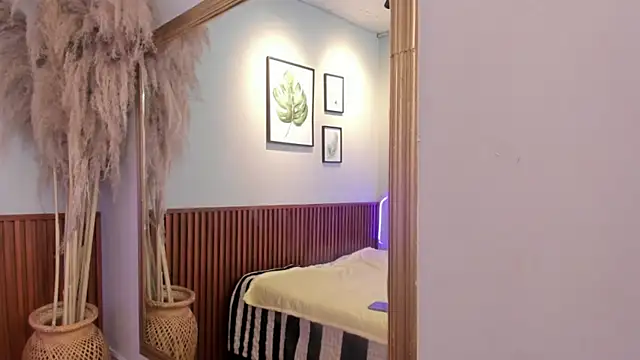 AMBERBENELLI online show from April 16, 2026, 7:31 am